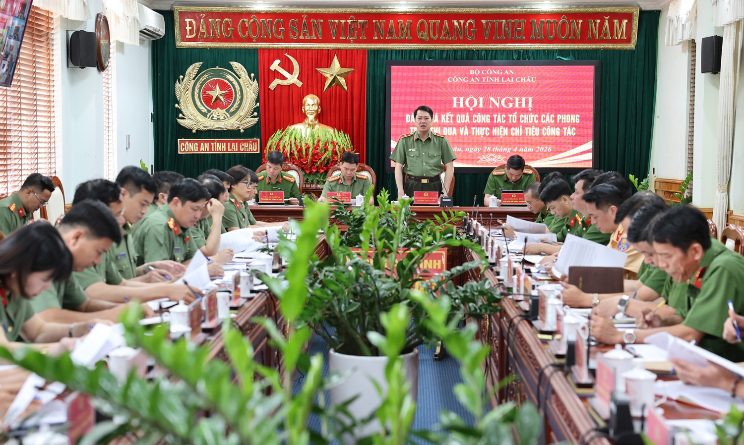 Thiếu tướng Nguyễn Viết Giang – Uỷ viên BTV Tỉnh uỷ, Giám đốc Công an tỉnh phát biểu tại hội nghị