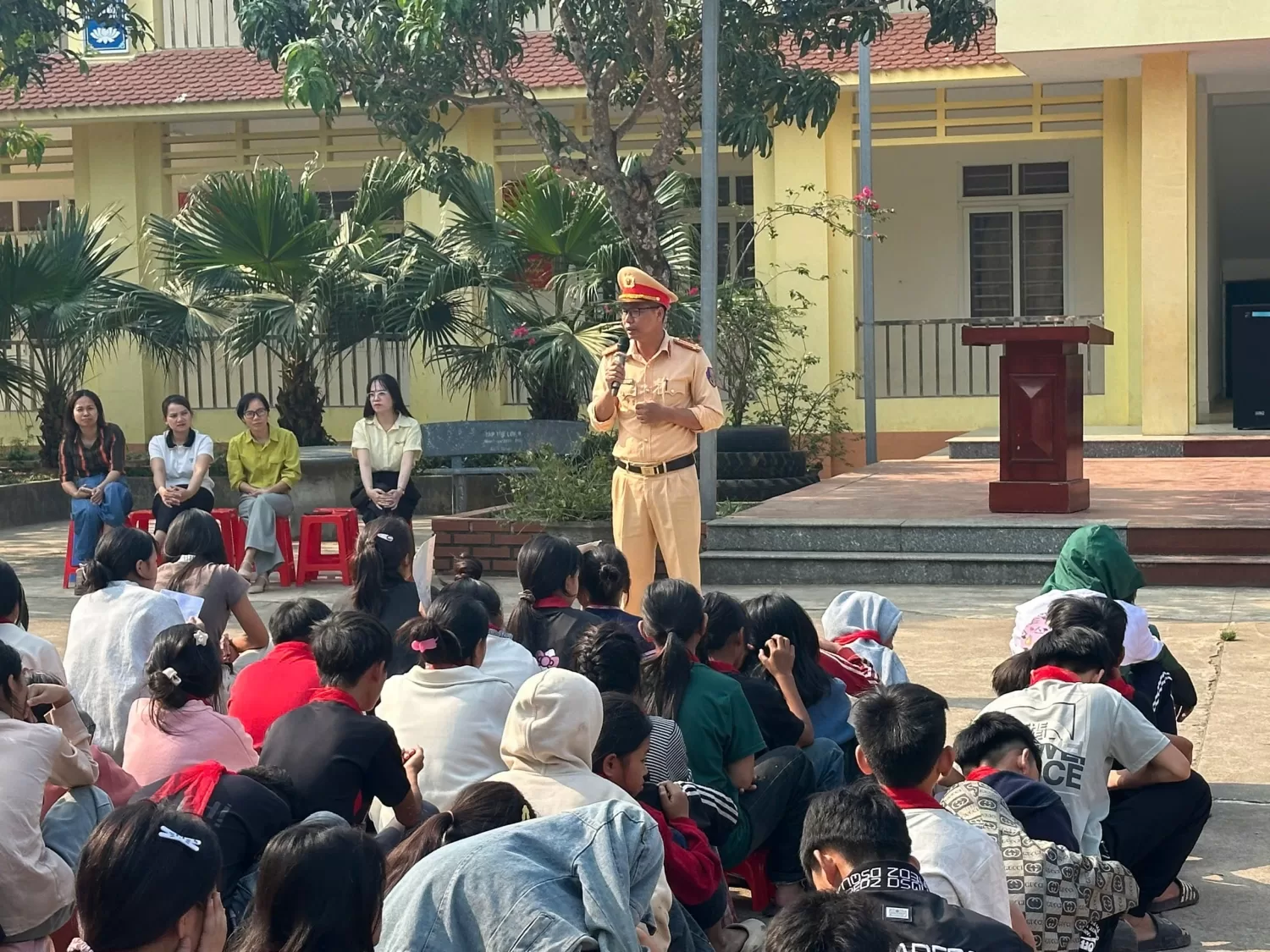 Đội CSGT đường bộ số 1 tổ chức buổi tuyên truyền cho các em học sinh tại  hai Trường PTDTBT TH&THCS Trung Chải và Pa Tần