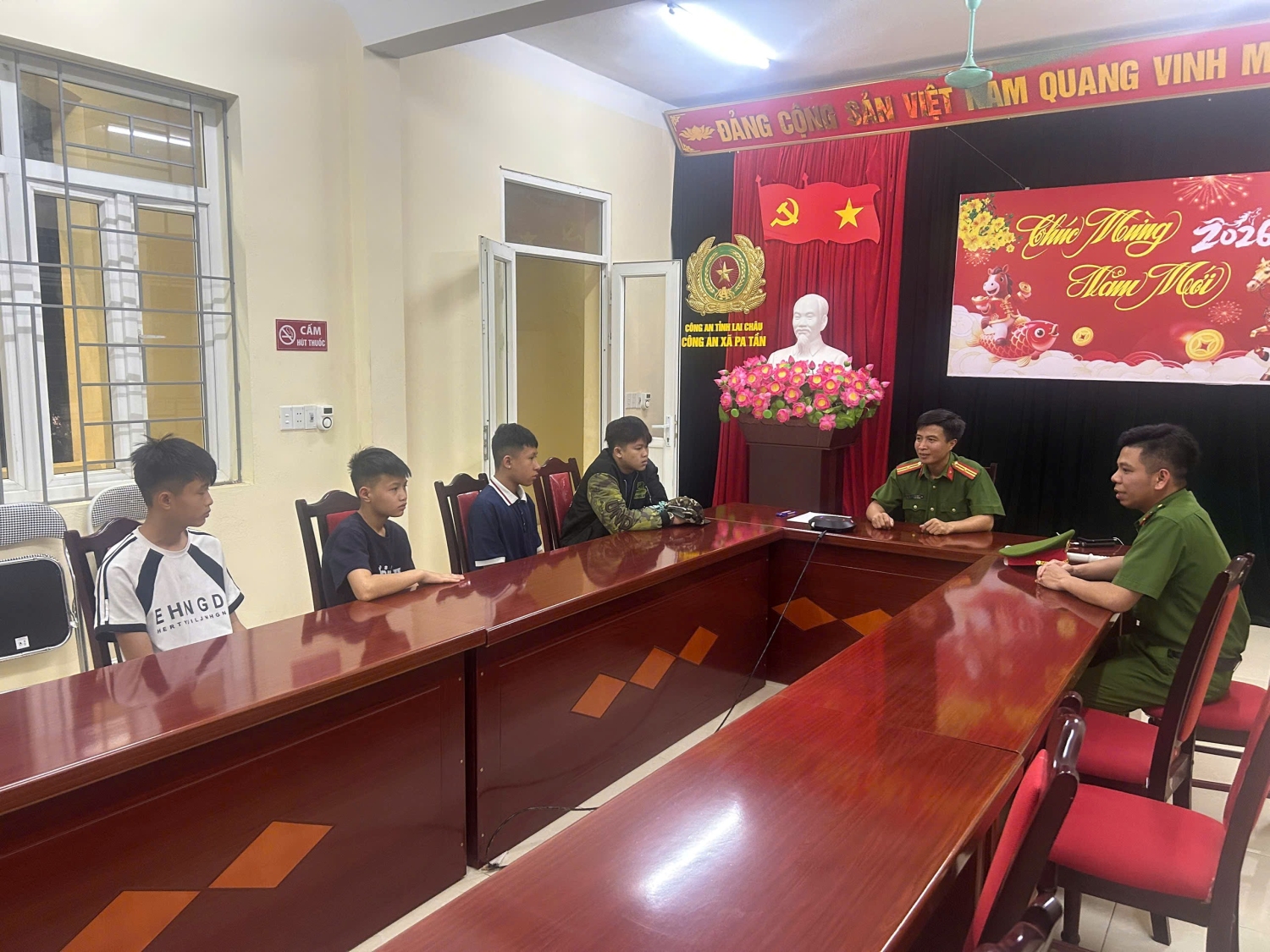 Đồng chí thiếu tá Vũ Văn Quyết, Phó Trưởng Công an xã Pa Tần giáo dục, động viên, khuyên nhủ các cháu tuyệt đối không tin và nghe theo những lời dụ dỗ trên mạng xã hội