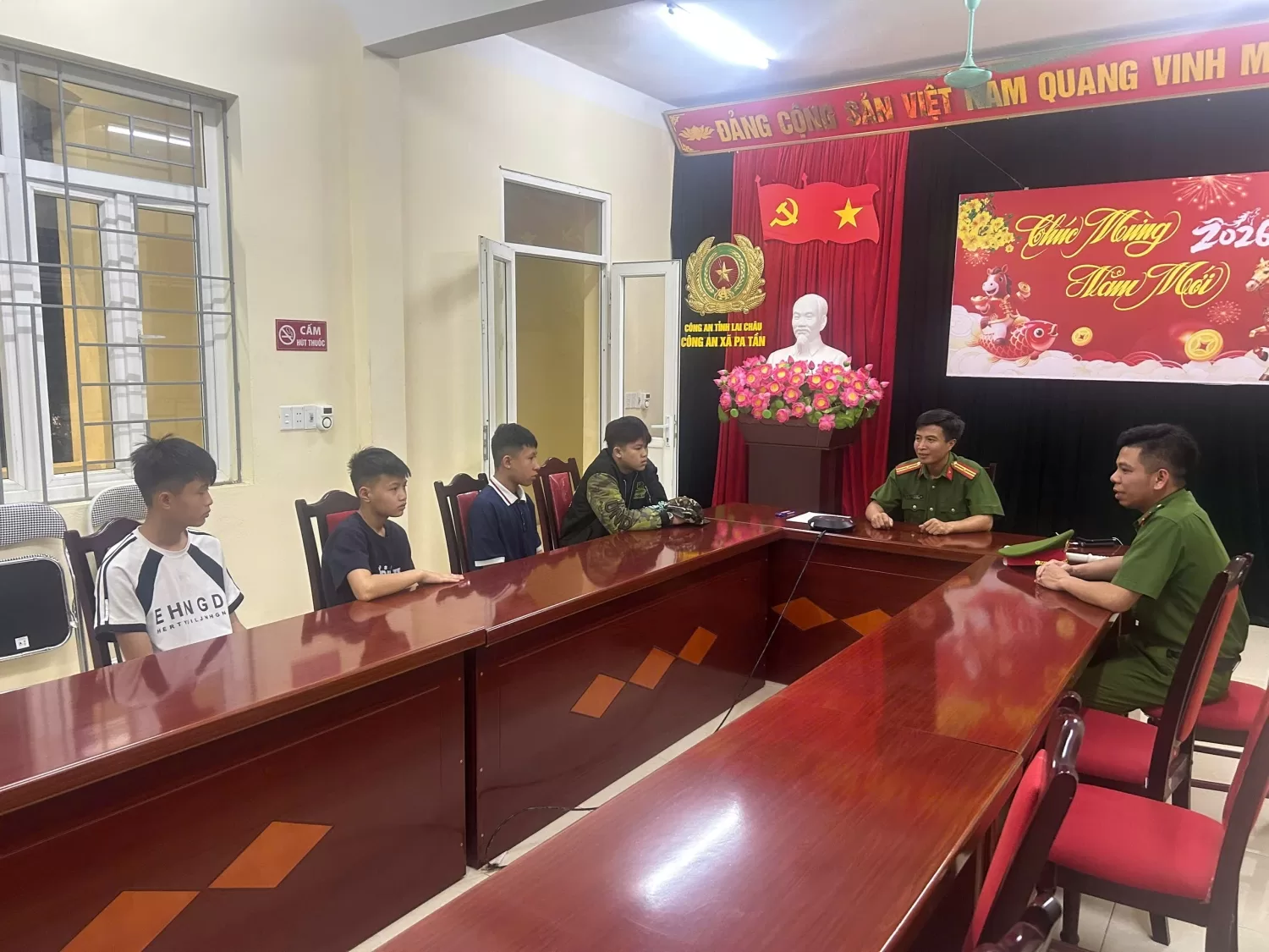 Đồng chí thiếu tá Vũ Văn Quyết, Phó Trưởng Công an xã Pa Tần giáo dục, động viên, khuyên nhủ các cháu tuyệt đối không tin và nghe theo những lời dụ dỗ trên mạng xã hội