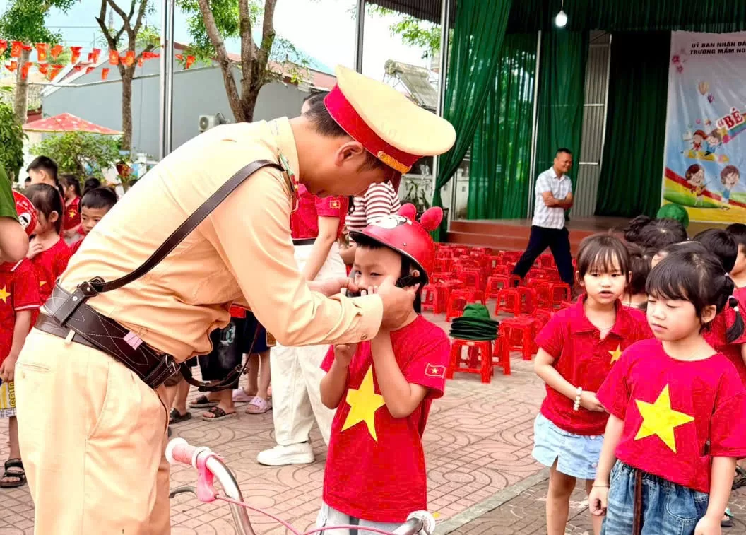 Tuyên truyền, giáo dục pháp luật về trật tự an toàn giao thông cho các em học sinh mầm non