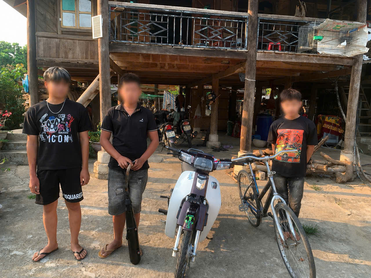 03 đối tượng thanh niên có hành vi vi phạm TTATGT