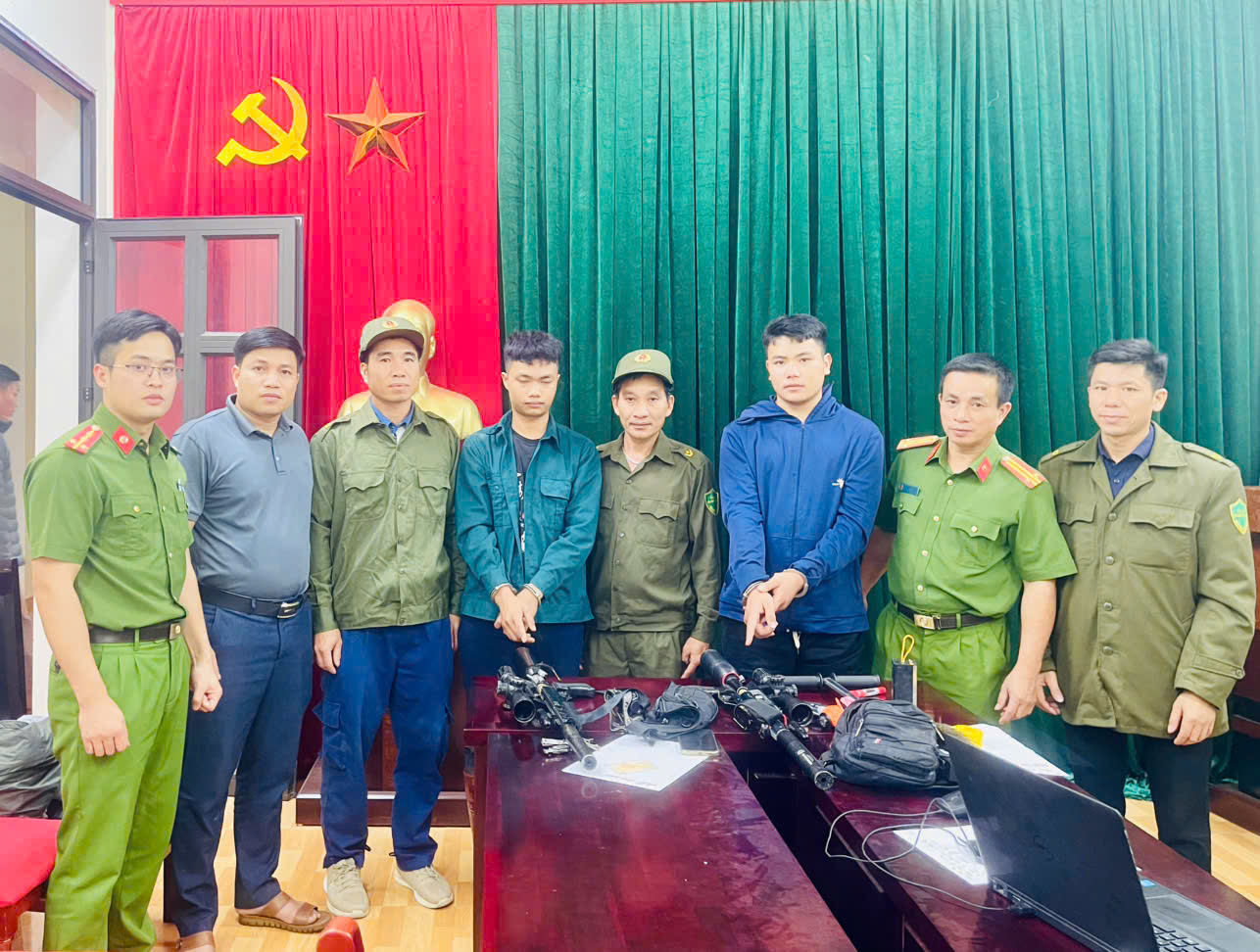 Ảnh 02 đối tượng cùng vật chứng tại cơ quan Công an