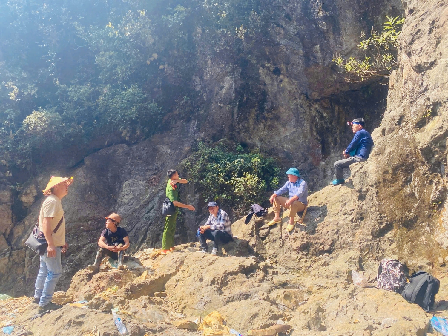 Đoàn công tác tiến hành khảo sát và kiểm tra tại trước cửa một hầm mỏ.