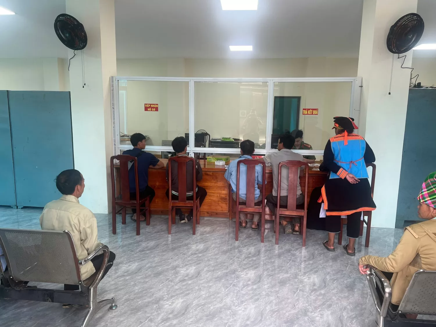 Cán bộ Phòng Quản lý xuất nhập cảnh tận tình hướng dẫn người dân làm thủ tục cấp Giấy thông hành tại trụ sở tiếp dân