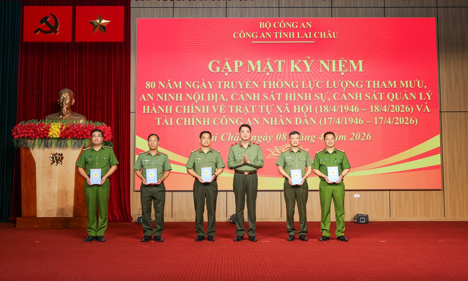 Giám đốc Công an tỉnh tặng quà chúc mừng 5 lực lượng tại buổi gặp mặt