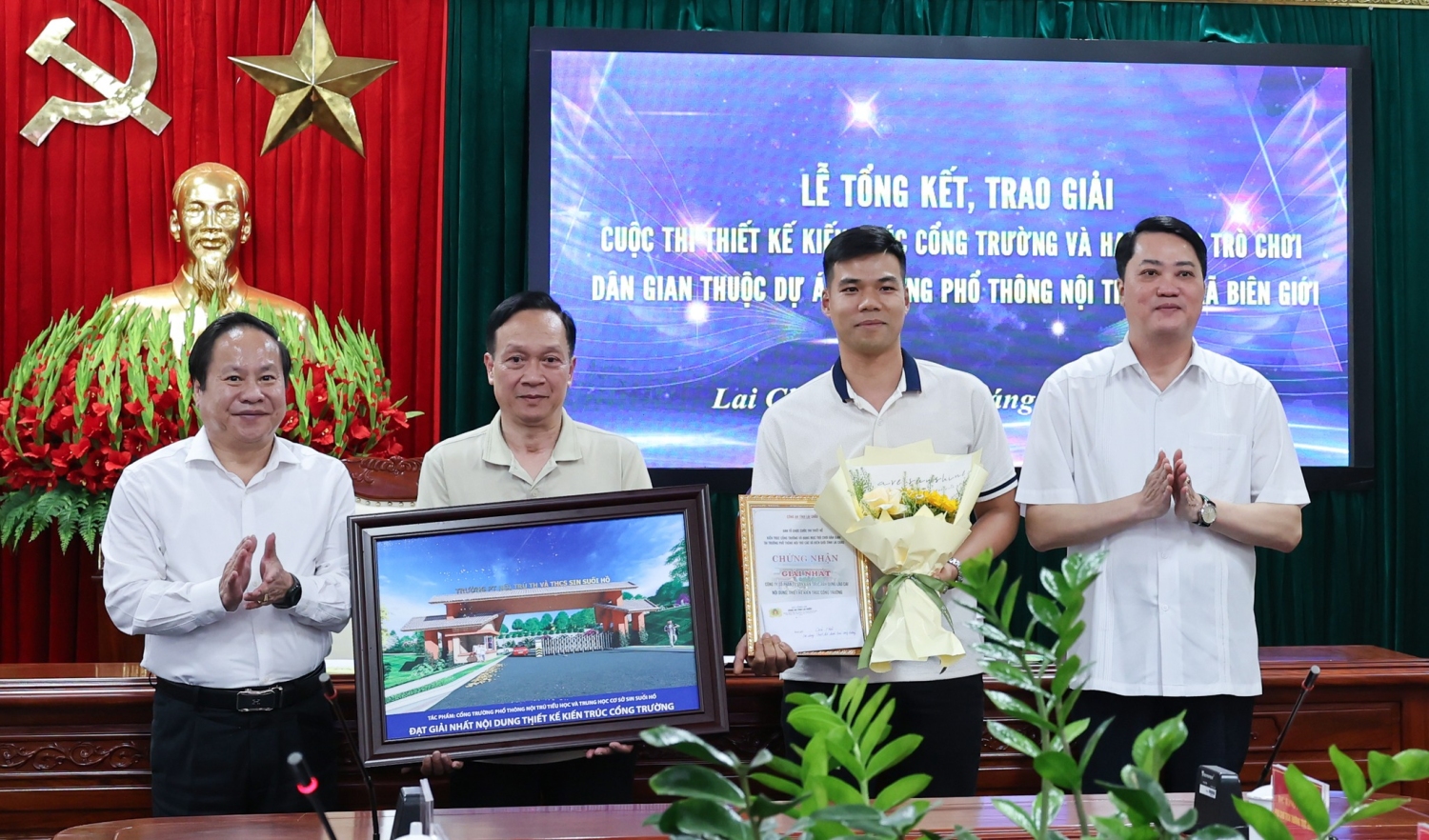 Phó Chủ tịch Ủy ban nhân dân tỉnh và Giám đốc Công an tỉnh trao giải Nhất cho tác phẩm của Công ty Cổ phần Tư vấn Kiến trúc Xây dựng Lào Cai ở nội dung thiết kế cổng trường.