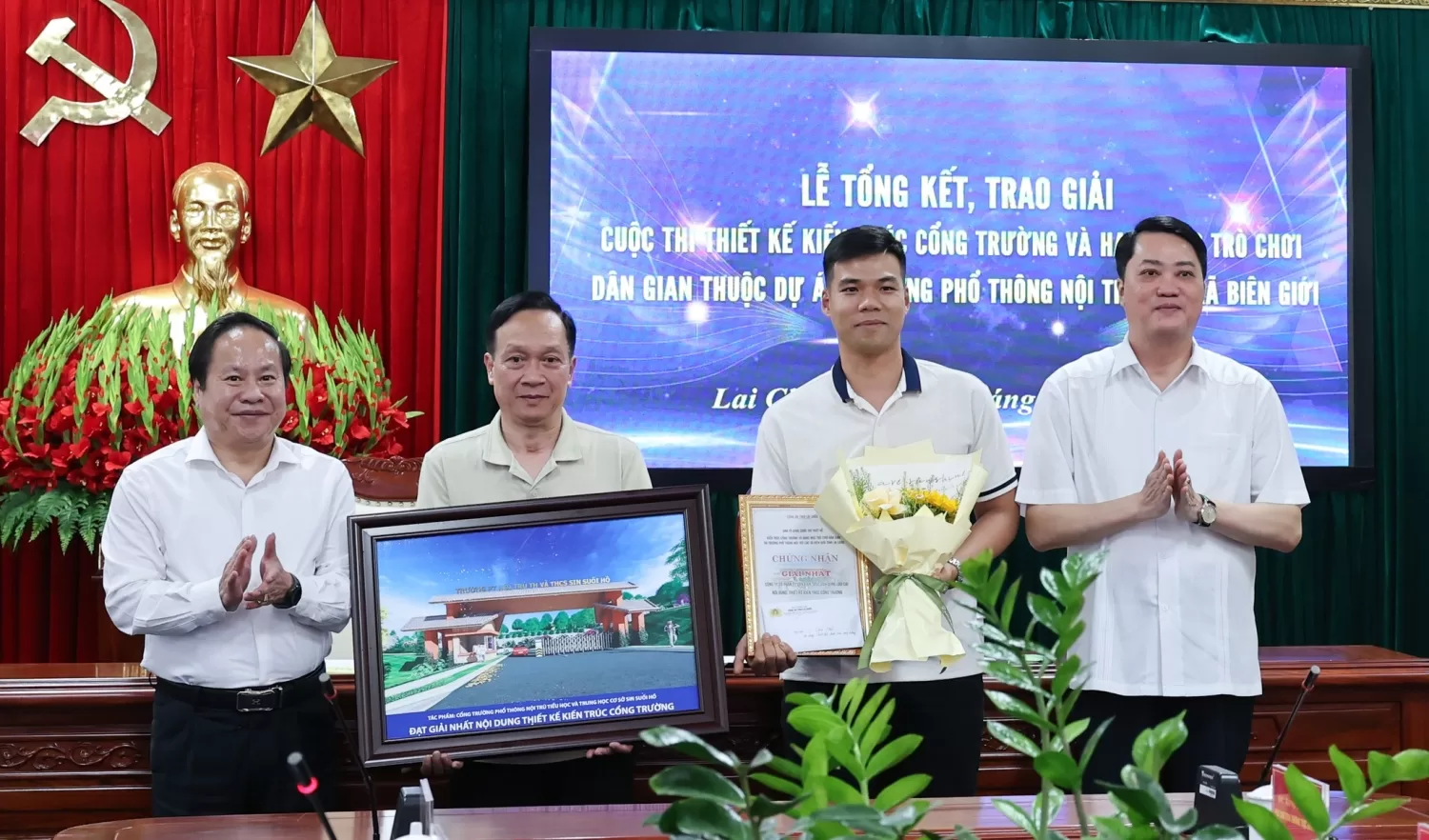 Phó Chủ tịch Ủy ban nhân dân tỉnh và Giám đốc Công an tỉnh trao giải Nhất cho tác phẩm của Công ty Cổ phần Tư vấn Kiến trúc Xây dựng Lào Cai ở nội dung thiết kế cổng trường.