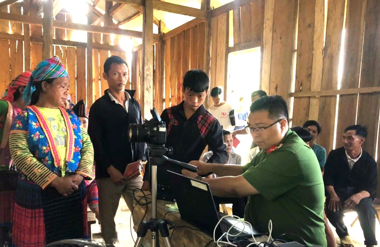 Tổ thu nhận hồ sơ cấp căn cước công dân Công an xã thực hiện lưu động tại các bản