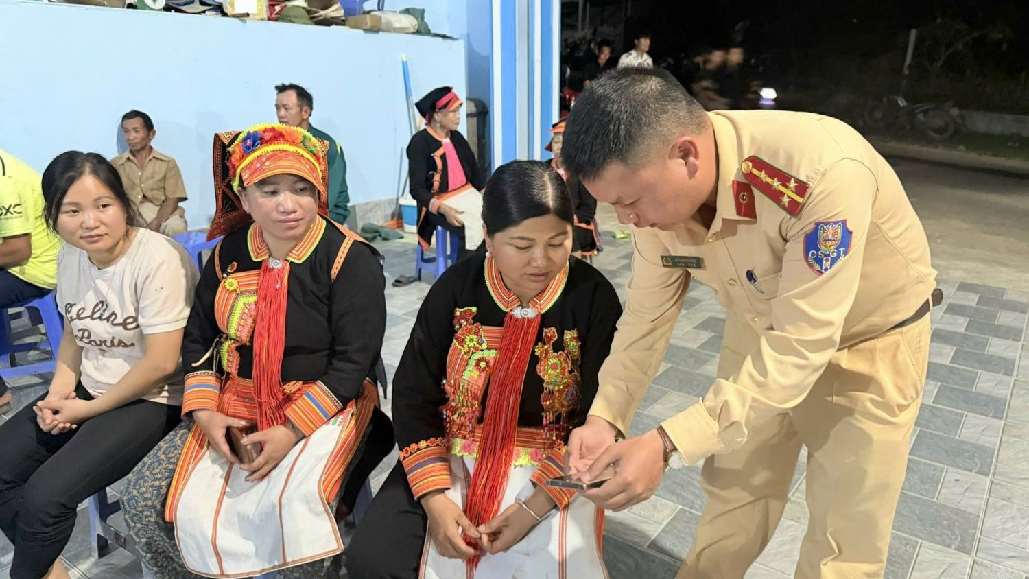 Cán bộ Đội Cảnh sát giao thông đường bộ số 1 hướng dẫn, hỗ trợ bà con đồng bào sử dụng ứng dụng trên thiết bị di động