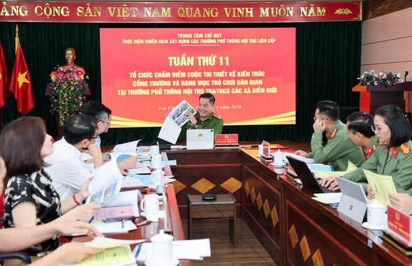 Các thành viên trong Hội đồng giám khảo tiến thảo luận đánh giá các tác phẩm dự thi thiết kế kiến trúc cổng trường phổ thông liên cấp tại buổi chấm điểm