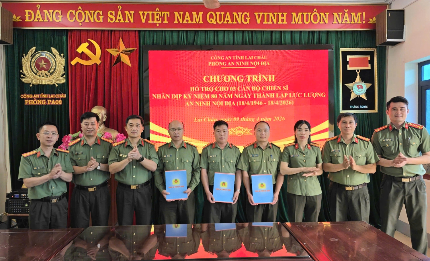 Lãnh đạo phòng An ninh nội địa trao quà cho cán bộ chiến sĩ