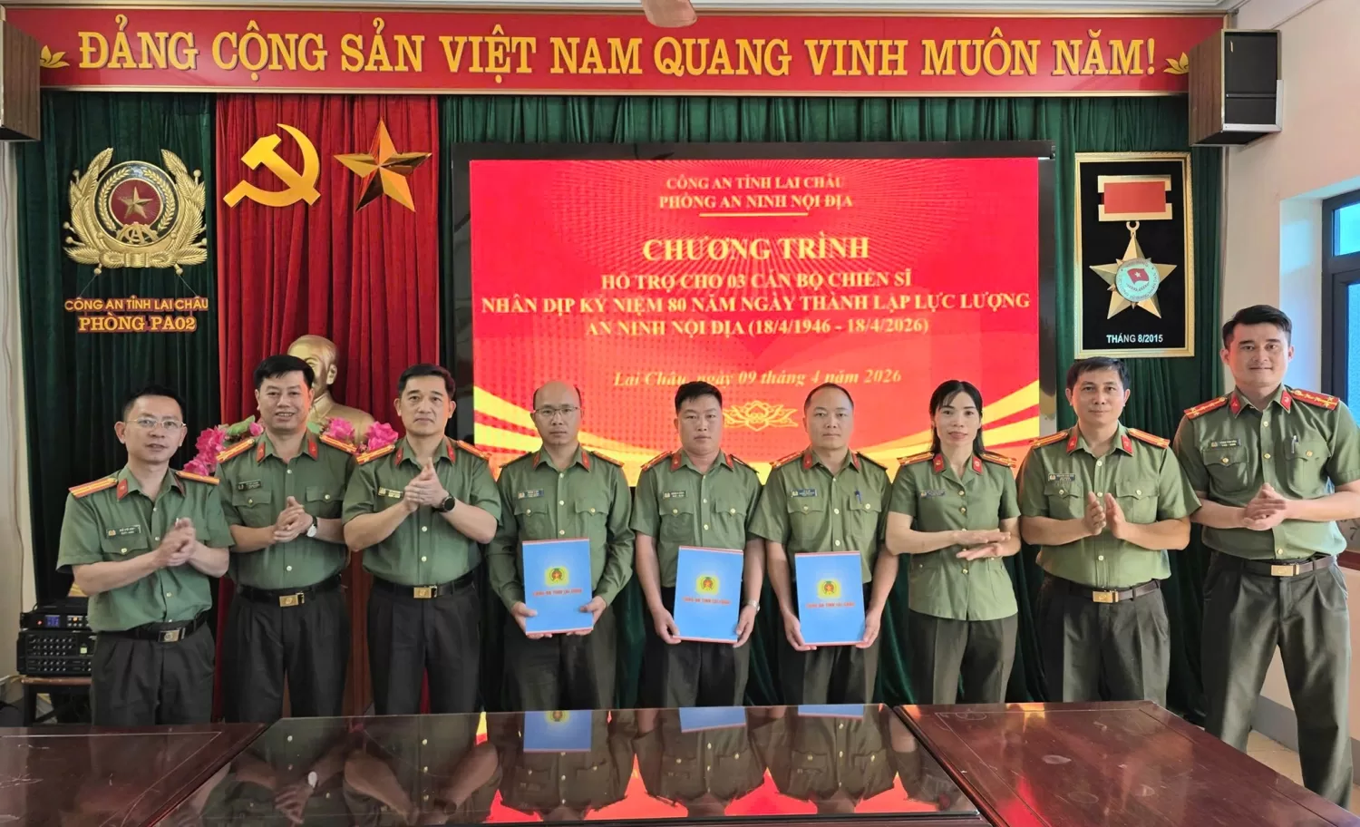 Lãnh đạo phòng An ninh nội địa trao quà cho cán bộ chiến sĩ