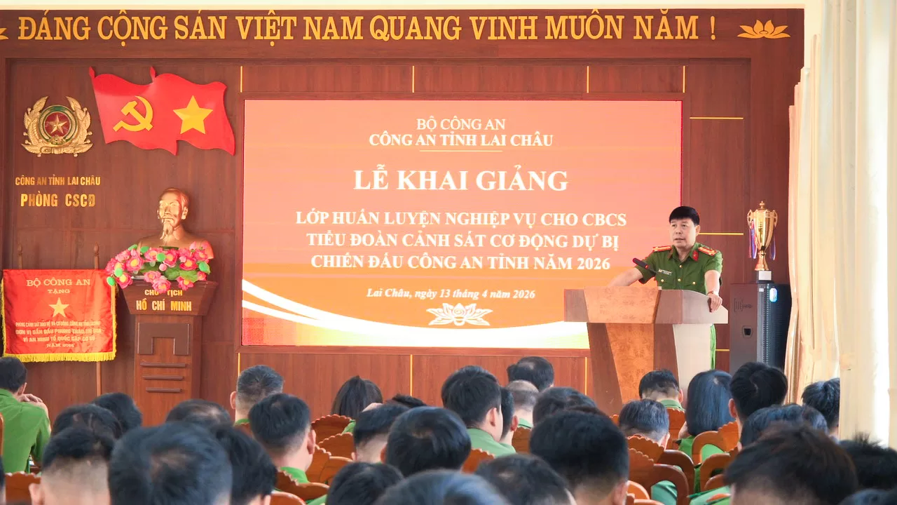 Quang cảnh buổi lễ khai giảng lớp huấn luyện nghiệp vụ cho cán bộ, chiến sĩ tiểu đoàn Cảnh sát cơ động dự bị chiến đầu