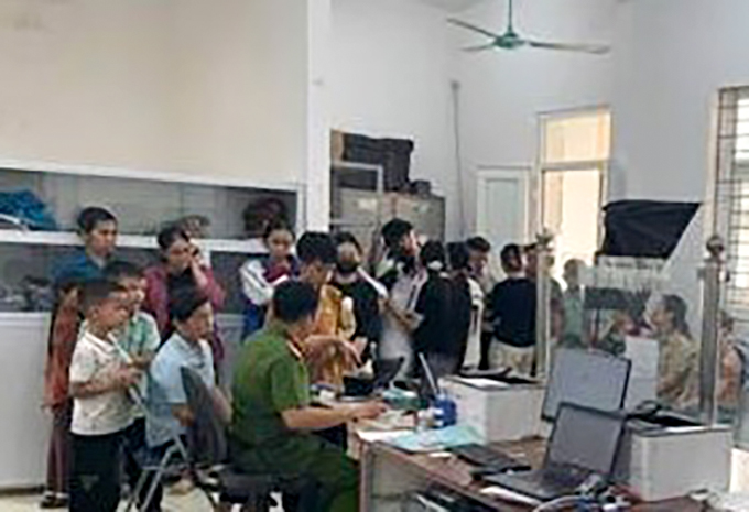 Công an xã xuyên đêm tiếp nhận hồ sơ kích hoạt định danh điện tử cho người dân và các cháu học sinh