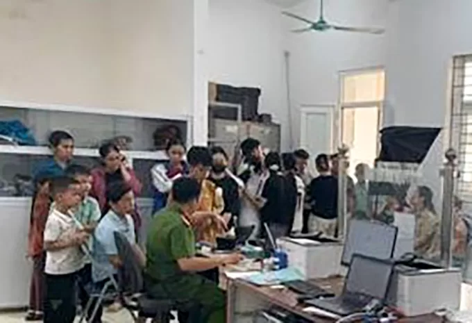 Công an xã xuyên đêm tiếp nhận hồ sơ kích hoạt định danh điện tử cho người dân và các cháu học sinh