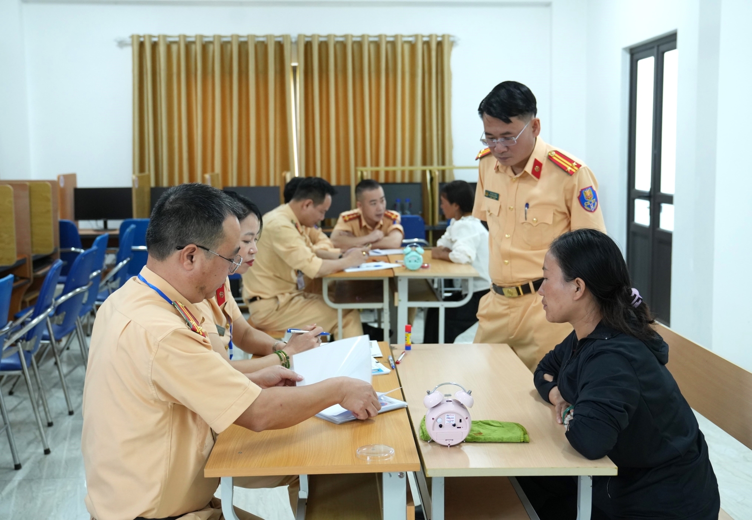 Cán bộ Phòng Cảnh sát giao thông Công an tỉnh Lai Châu hướng dẫn phần thi lý thuyết bằng hình ảnh trực quan, dễ hiểu.