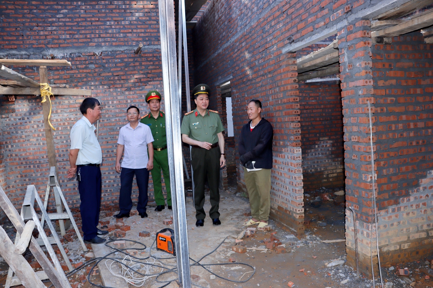Đoàn công tác kiểm tra tiến độ thi công nhà và động viên các hộ gia đình được hỗ trợ làm nhà