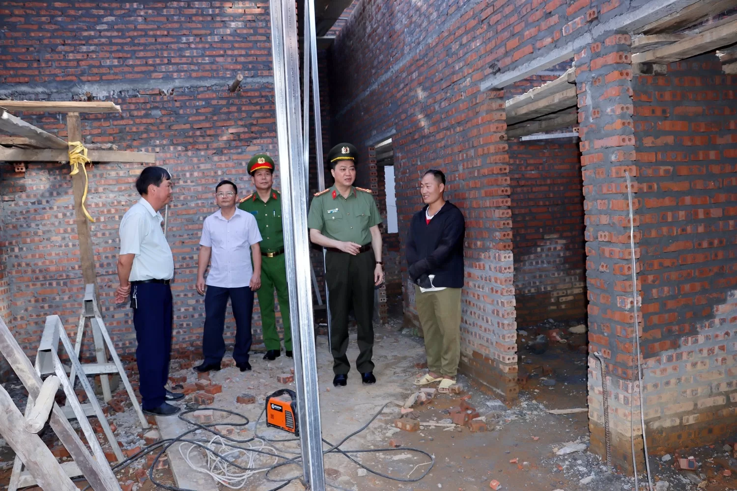 Đoàn công tác kiểm tra tiến độ thi công nhà và động viên các hộ gia đình được hỗ trợ làm nhà