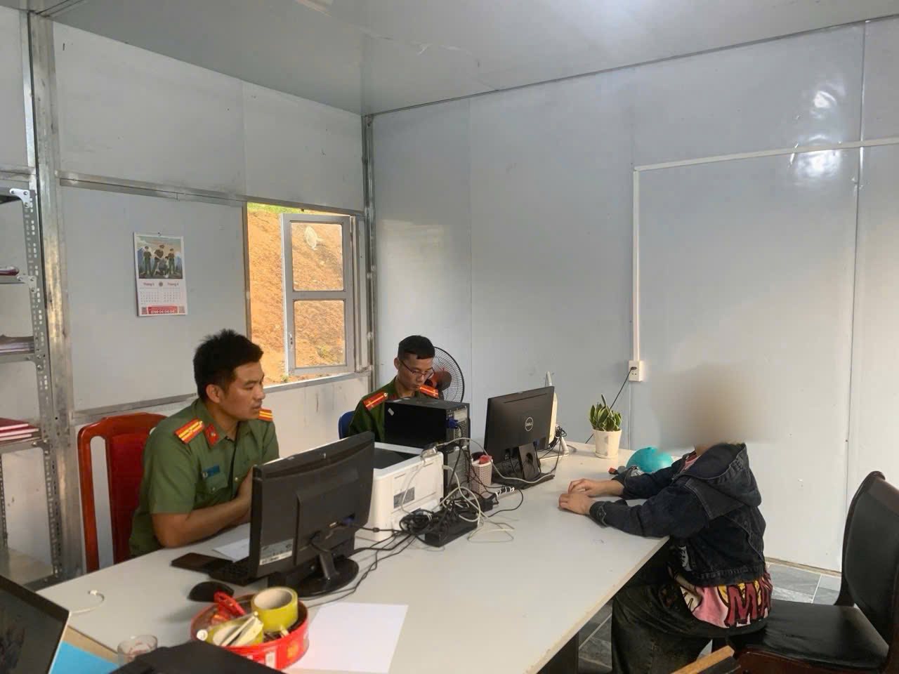 Doi tuong H tai co quan dieu tra