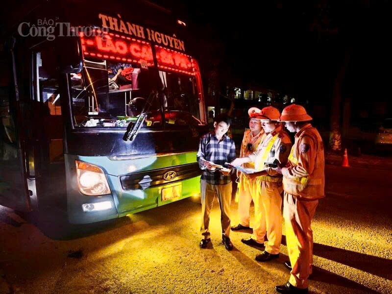 Lực lượng CSGT kiểm tra phương tiện nghi vấn vi phạm