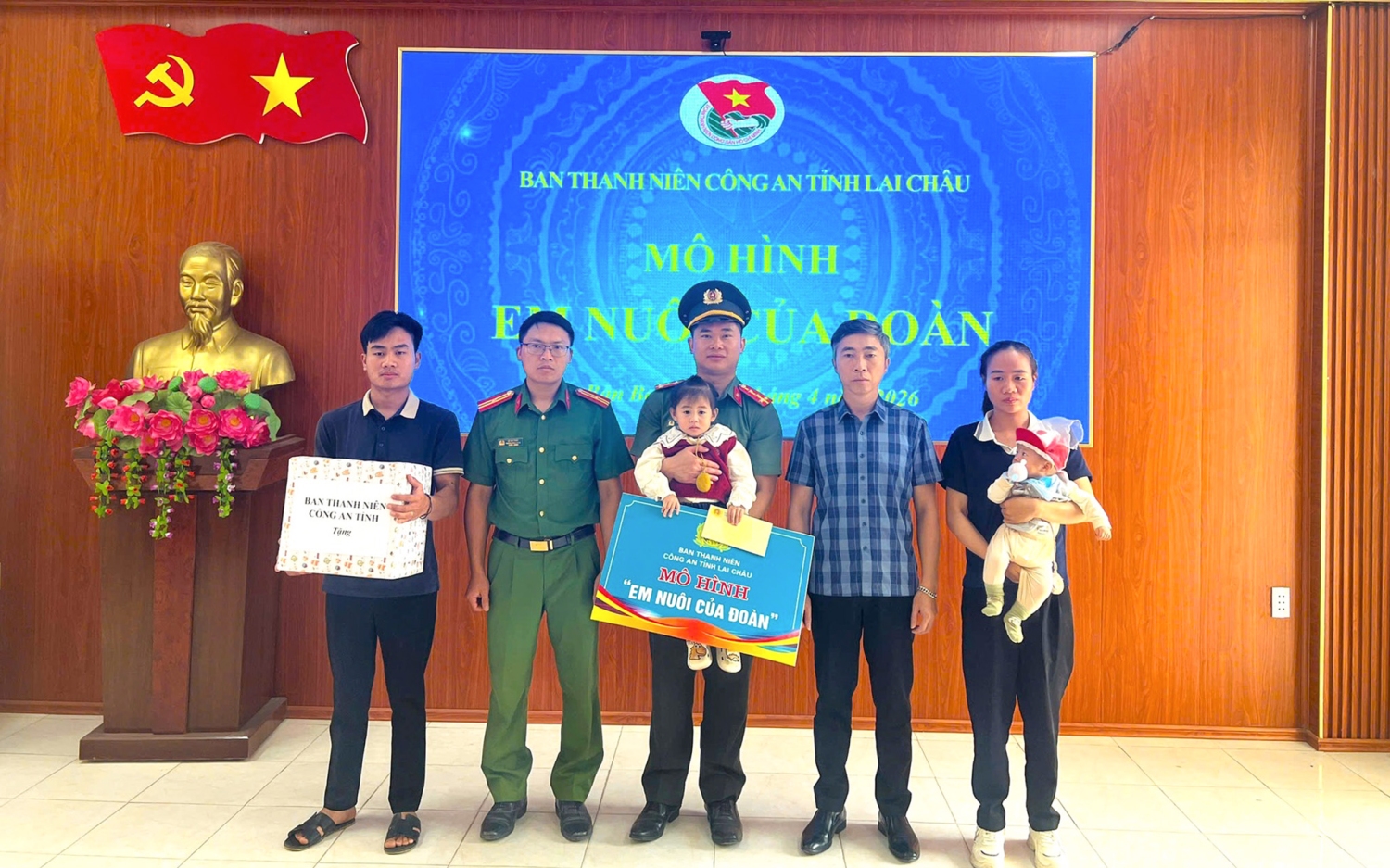 Ban Thanh niên Công an tỉnh nhận đỡ đầu và trao quà cho 02 "Em nuôi của Đoàn"