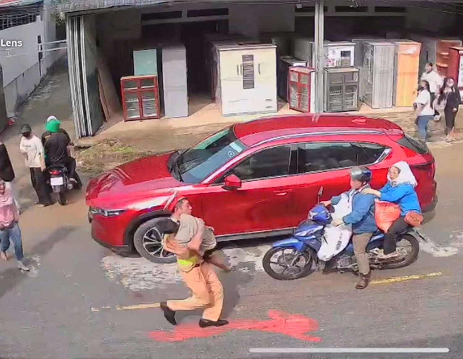 Thượng úy Trương Văn Tuyên cán bộ Đội CSGT Số 1, Phòng CSGT bế thốc nạn nhân kịp thời sơ cứu