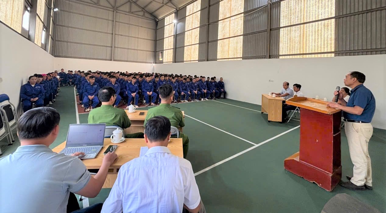 Cán bộ tư vấn việc làm cho các học viên tại trung tâm cai nghiện tỉnh