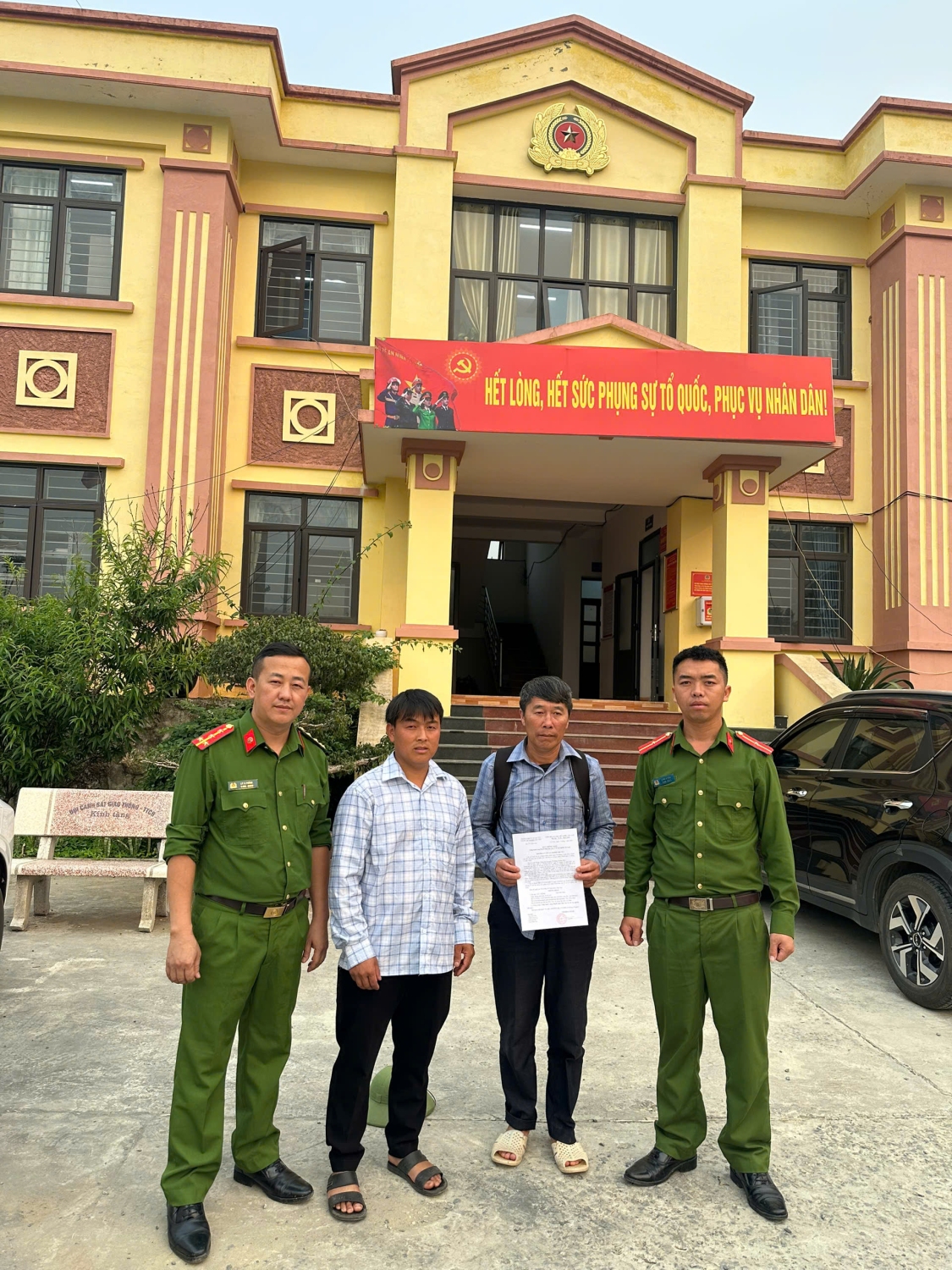 Công an xã tiến hành bàn giao người chấp hành xong quyết định đưa vào cơ sở cai nghiện bắt buộc cho gia đình