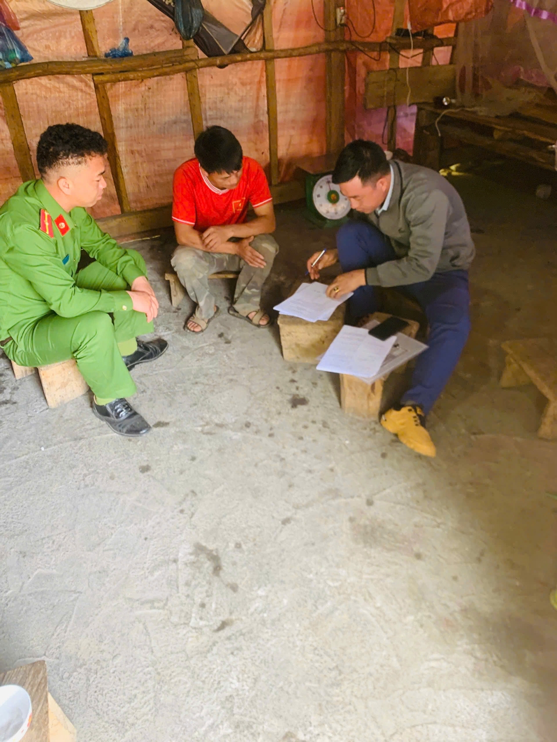 Công an xã cho các hộ nuôi cá ký cam kết chấp hành tốt các quy định chung