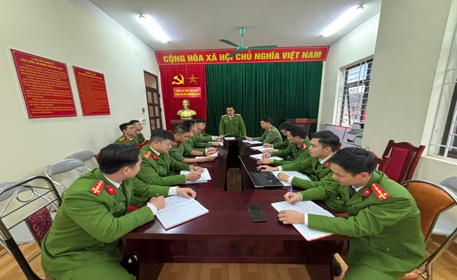 Đồng chí Trưởng Công an xã truyền đạt các nội dung trọng tâm tại hội nghị