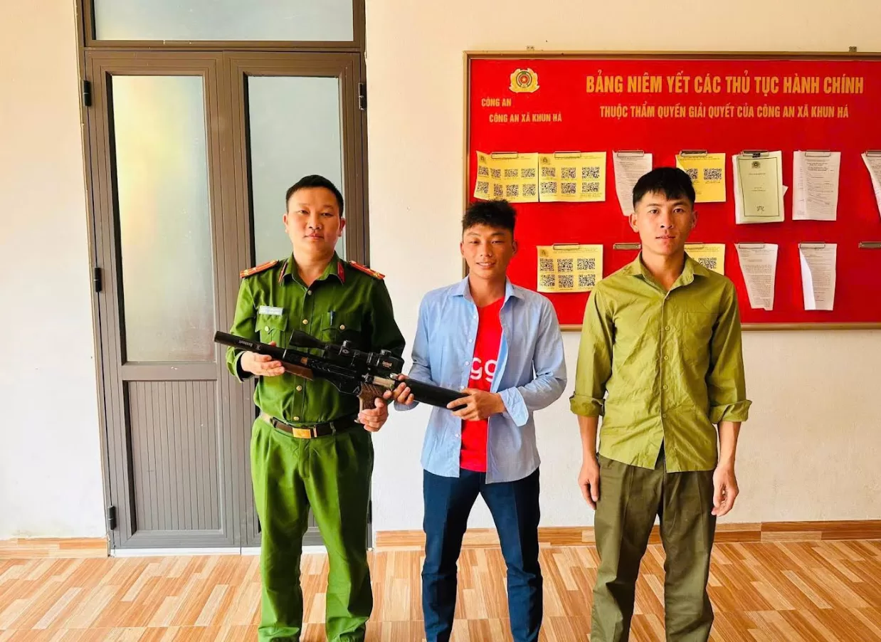 Một công dân đến giao nộp súng tự chế