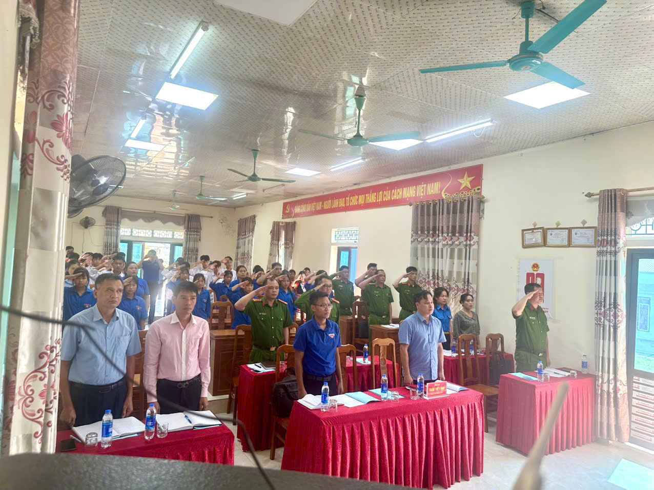 Các đại biểu tham dự buổi lễ và Đoàn viên thanh niên thực hiện nghi lễ Chào cờ