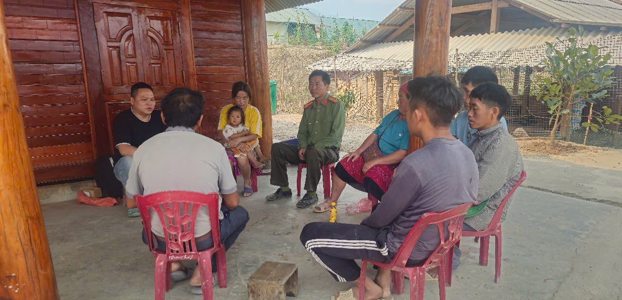 Đồng chí Má A Chứ - Cán bộ Phòng PA02 – Công an tỉnh Lai Châu đang tiến hành tuyên truyền, vận động nhân dân không di cư tự do