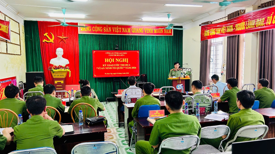 Đồng chí Đại tá Sùng A Súa - Phó Giám đốc Công an tỉnh phát biểu chỉ đạo, định hướng nhiệm vụ trọng tâm cho cụm thi đua.