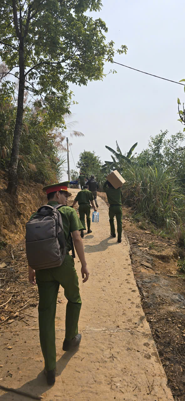 Công an xã Nậm Hàng không ngại đường xa, mưa nắng mang tiện ích chuyển đổi số cho bà con