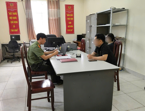 Cán bộ Công an xã Than Uyên làm việc, tuyên truyền các trường hợp vi phạm về xuất cảnh trái phép