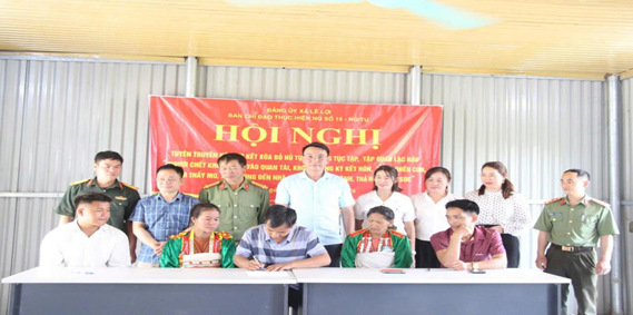 Cán bộ chiến sỹ phòng An ninh nội địa phối hợp với cơ quan chức năng xã Lê Lợi cho người dân ký cam kết từ bỏ  các hủ tục, phong tục, tập quán lạc hậu