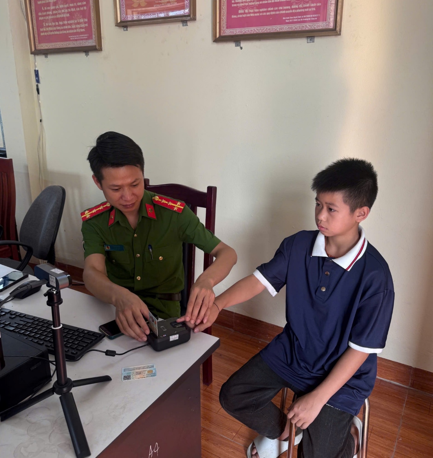 Công an xã Mường Mô thực hiện cấp định danh điện tử mức độ 2 cho các em học sinh