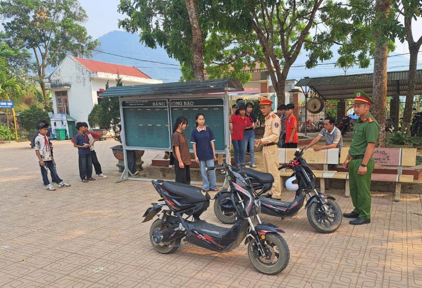 Lực lượng Công an xã Than Uyên phối hợp Đội Cảnh sát giao thông số 3 kiểm tra phương tiện của học sinh tại trường học