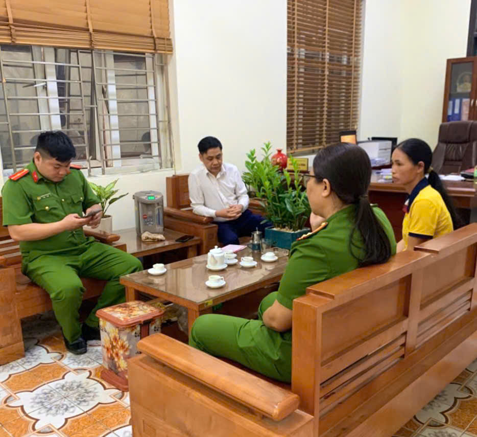 Lực lượng Công an xã và ngân hàng Agribank tuyên truyền,   giải thích cho công dân Vụ (áo vàng)