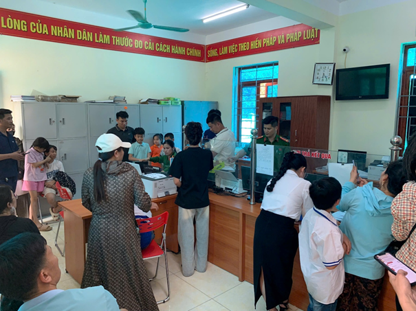 Công an phường Đoàn Kết  cấp Định danh điện tử cho công dân