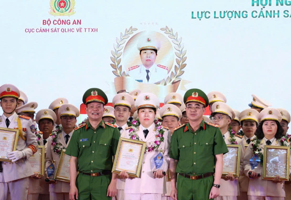 Đồng chí Trung tá Bùi Thị Minh Phúc được nhận điển hình tiên tiến lực lượng Cảnh sát QLHC về TTXH giai đoạn 2020–2025.