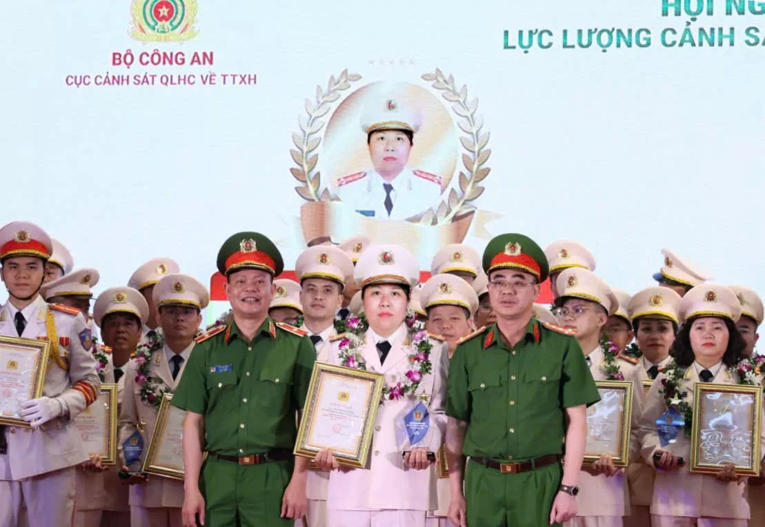 Đồng chí Trung tá Bùi Thị Minh Phúc được nhận điển hình tiên tiến lực lượng Cảnh sát QLHC về TTXH giai đoạn 2020–2025.