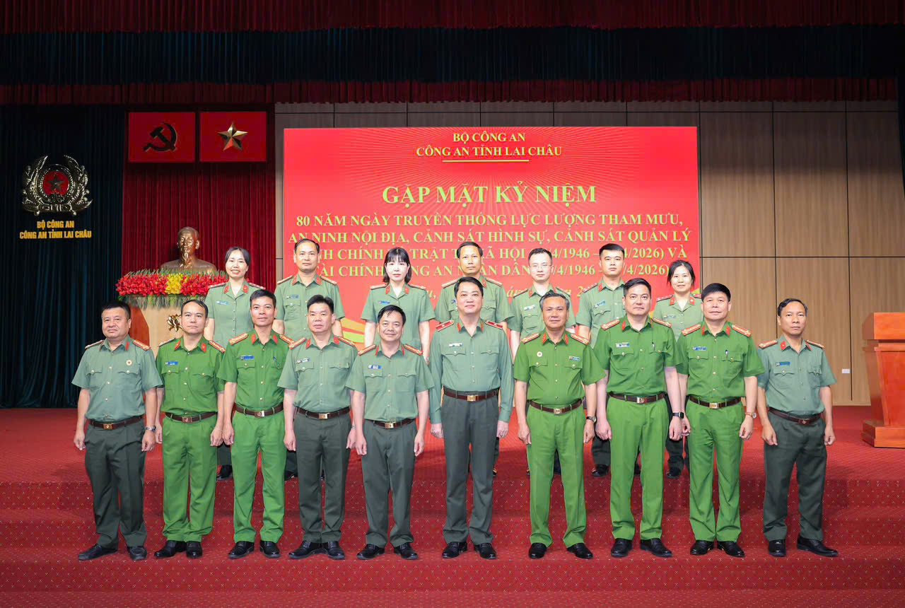 Ban Giám đốc Công an tỉnh chụp ảnh lưu niệm với Lãnh đạo, Nguyên lãnh đạo, chỉ huy và CBCS phòng Hậu cần