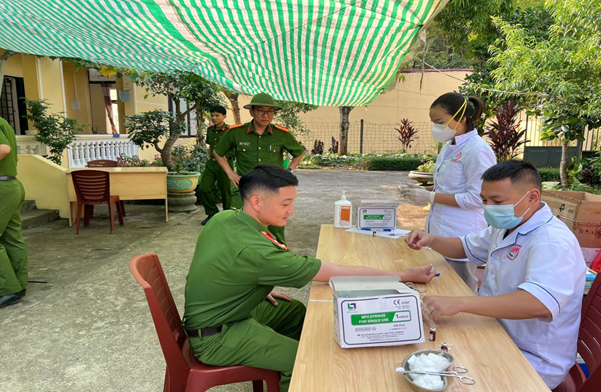 : CBCS Trại tạm giam tham gia khám sàng lọc bệnh lao và lao tiềm ẩn tại đơn vị