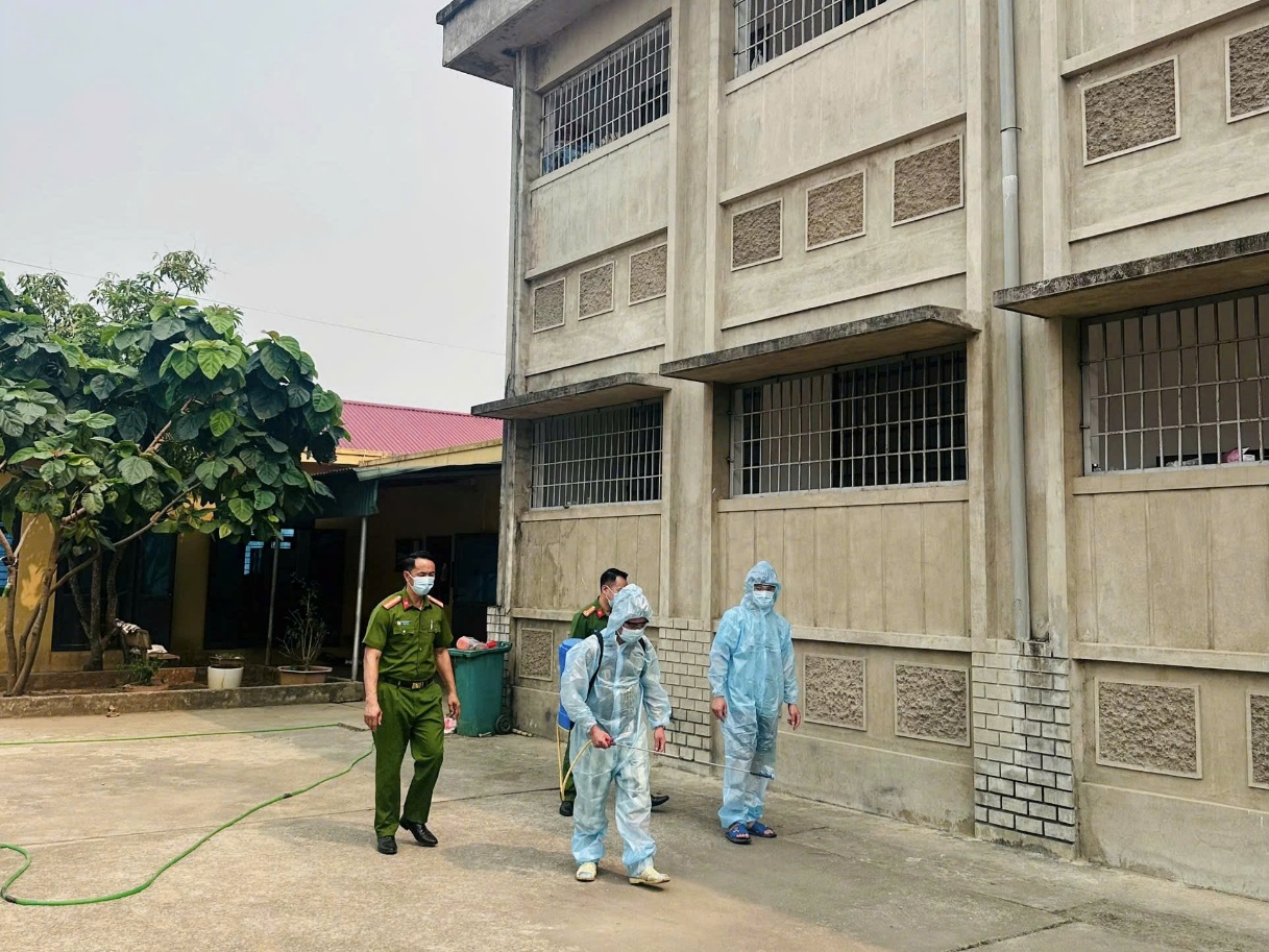 Phân Trại tạm giam Tân Uyên tăng cường phòng chống dịch bệnh và bảo vệ sức khỏe cho can phạm nhân.