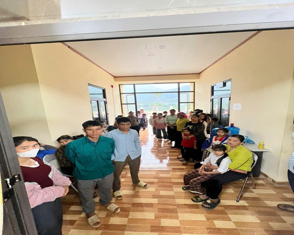 Người dân đến trụ sở Công an xã làm việc vào ngày lễ