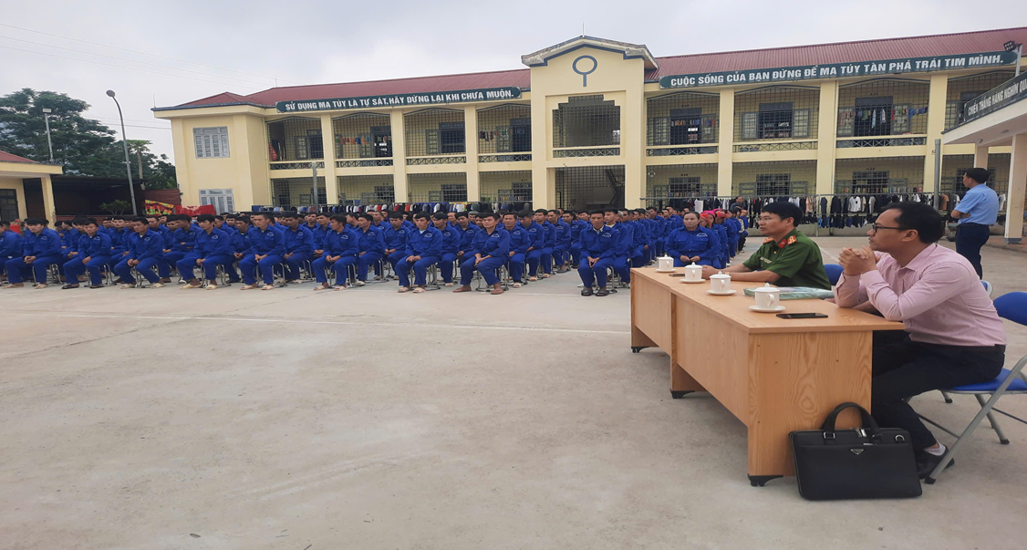 Lãnh đạo Phòng Cảnh sát điều tra tội phạm về ma túy và lãnh đạo Chi nhánh ngân hàng chính sách tỉnh dự hội nghị