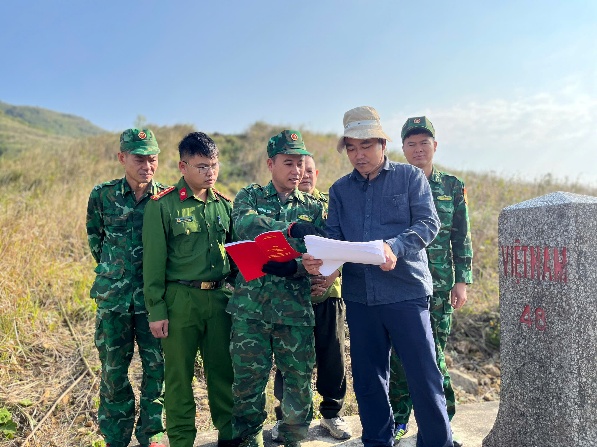 Trao đổi, thông tin hiện trạng, quy cách mốc quốc giới